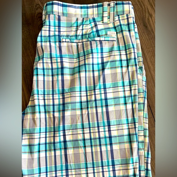 IZOD mens size 42 plaid golf / casual shorts - Picture 2 of 5